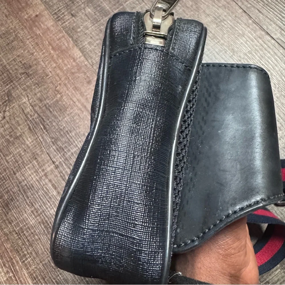 Gucci GG Supreme body bag in black with a red and blue web strap - Picture 14 of 16